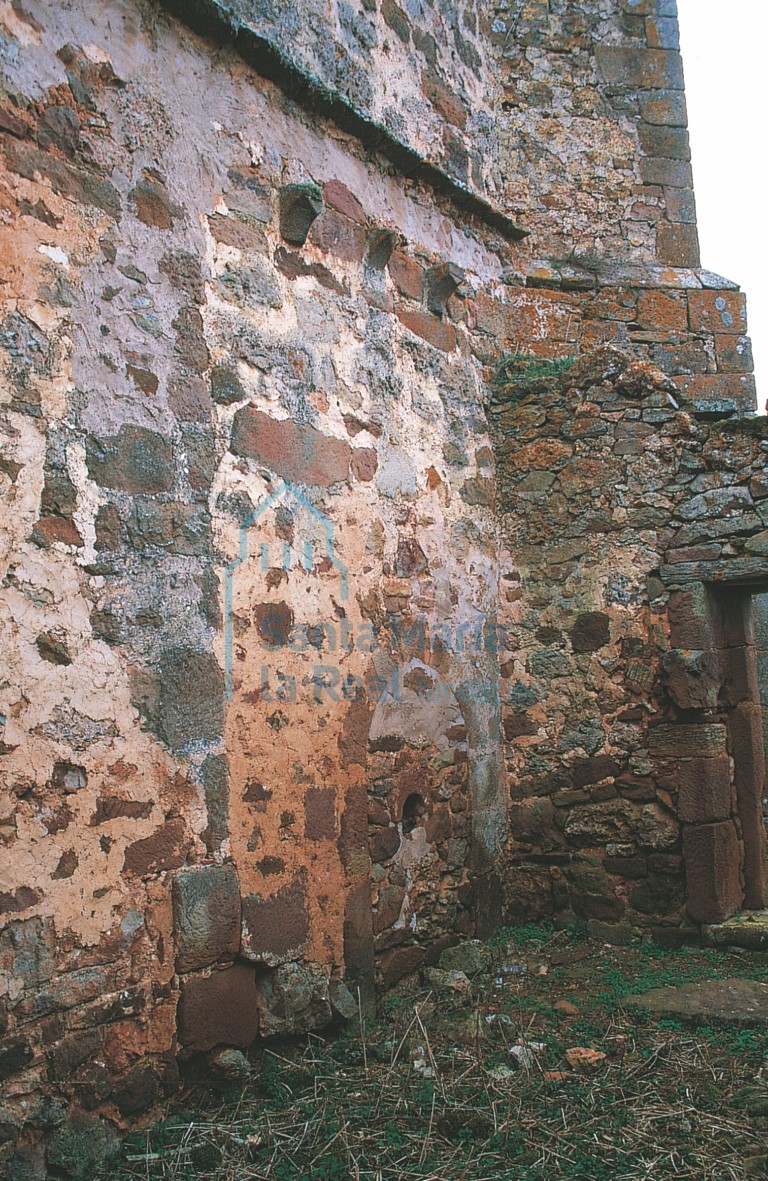 Restos románicos en el muro norte de la nave
