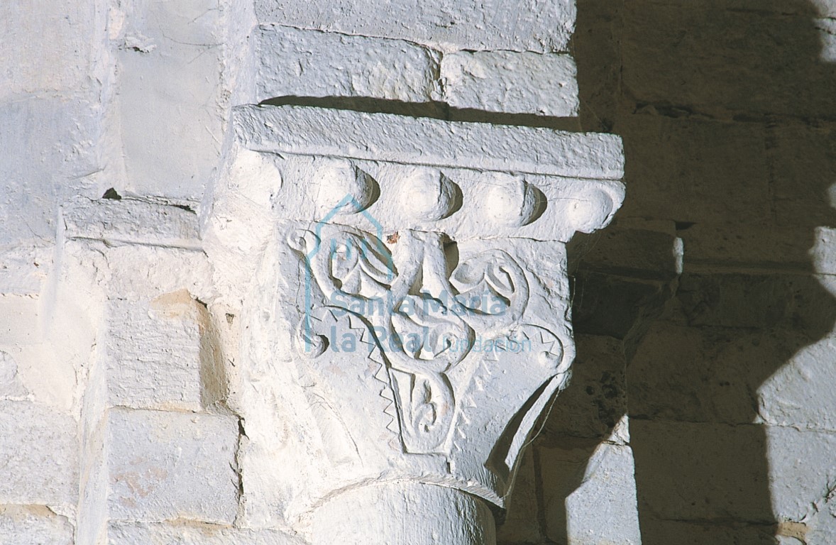 Capitel del lado sur del arco triunfal
