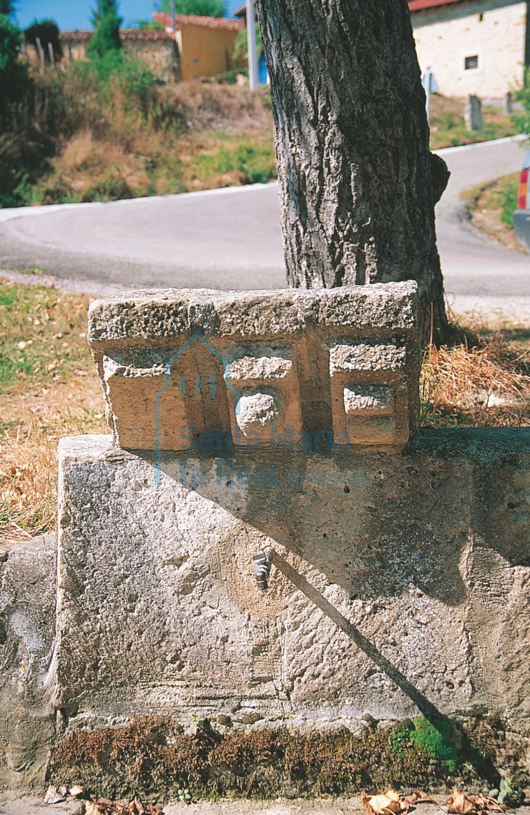 Canecillos y sillares de la ermita reutilizados en una fuente en Sobrepeña