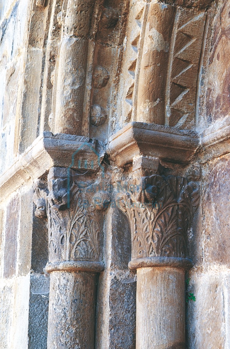 Capiteles vegetales de la portada norte