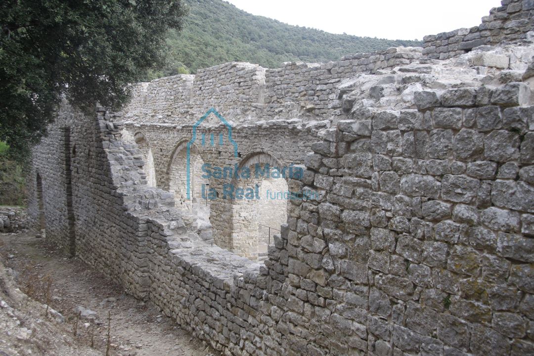 Costado norte de la iglesia, muro de cierre y nave norte