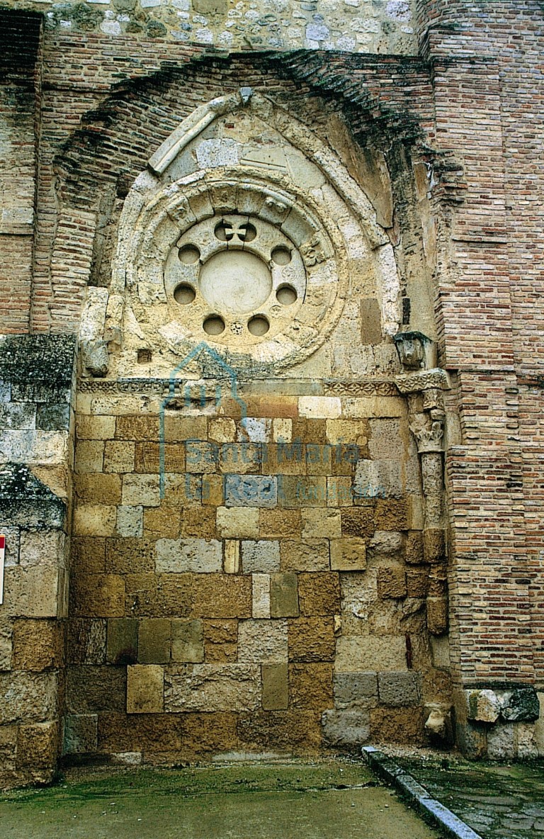 Restos medievales tras la portada barroca