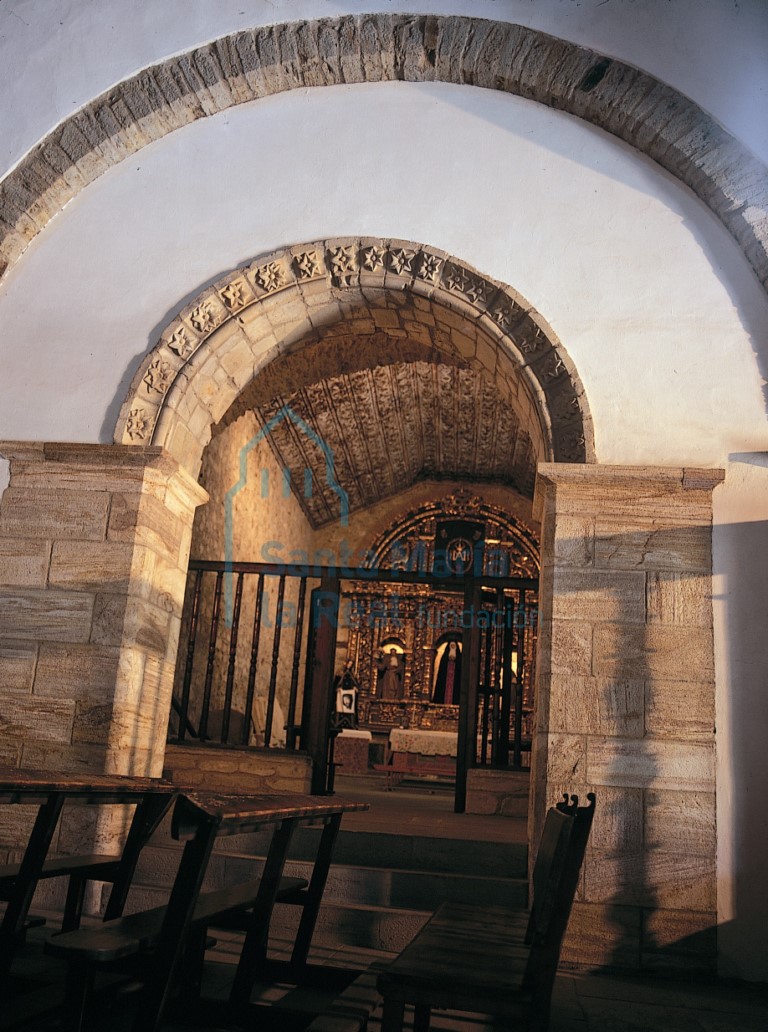 Arco románico en la capilla de la Virgen de los Dolores