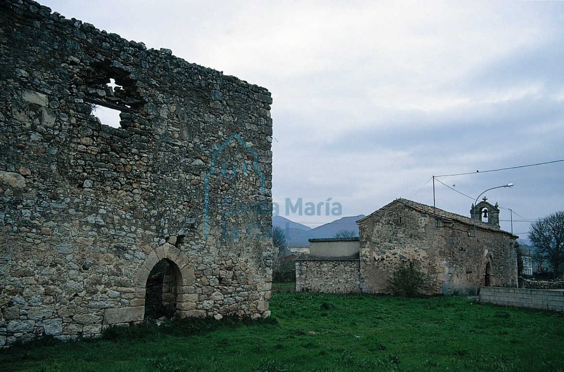 Ruinas del priorato de Valdediós y la iglesia al fondo