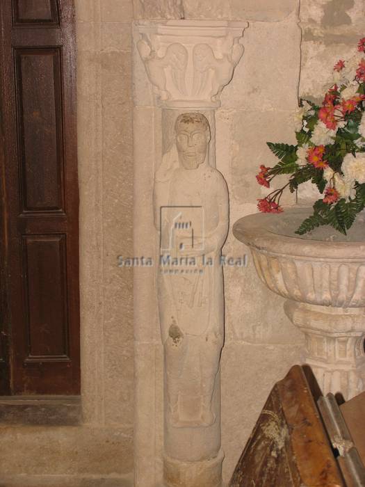Estatua-columna de San Pedro en la portada meridional