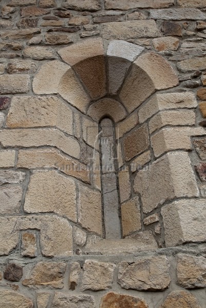Ventana saetera en el muro este de la cabecera