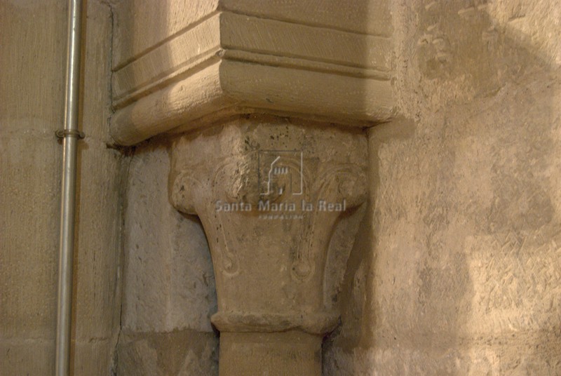 Capitel del ábside del muro sur