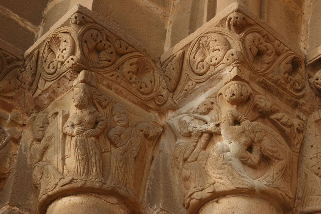 bailarinas de los capiteles de la iglesia de Santiago de Agüero (Huesca)