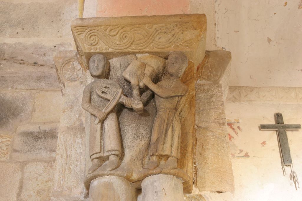  juglar y juglaresa en un capitel de la iglesia de Barruelo de los Carabeos (Cantabria).