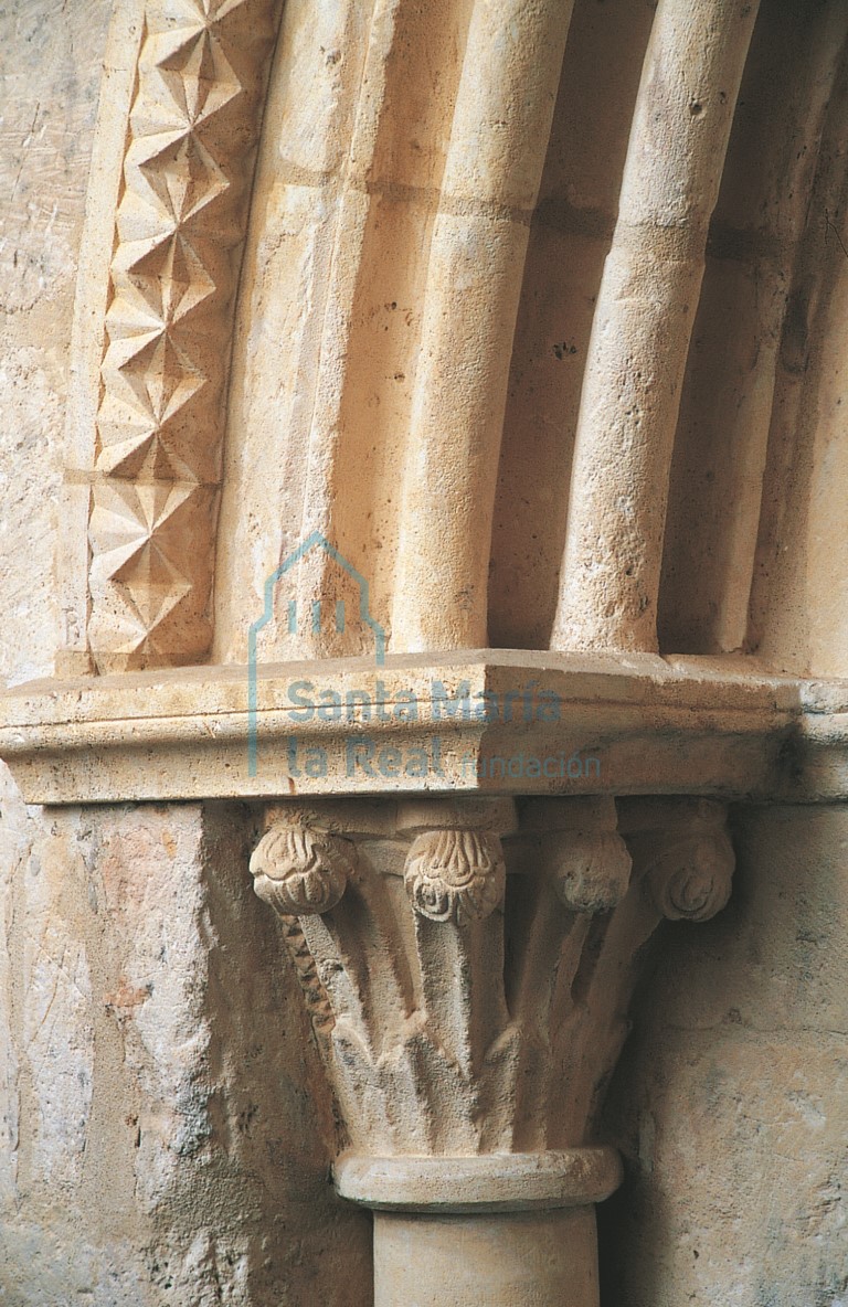 Capitel en la portada de acceso al palacio desde la "claustra vieja"