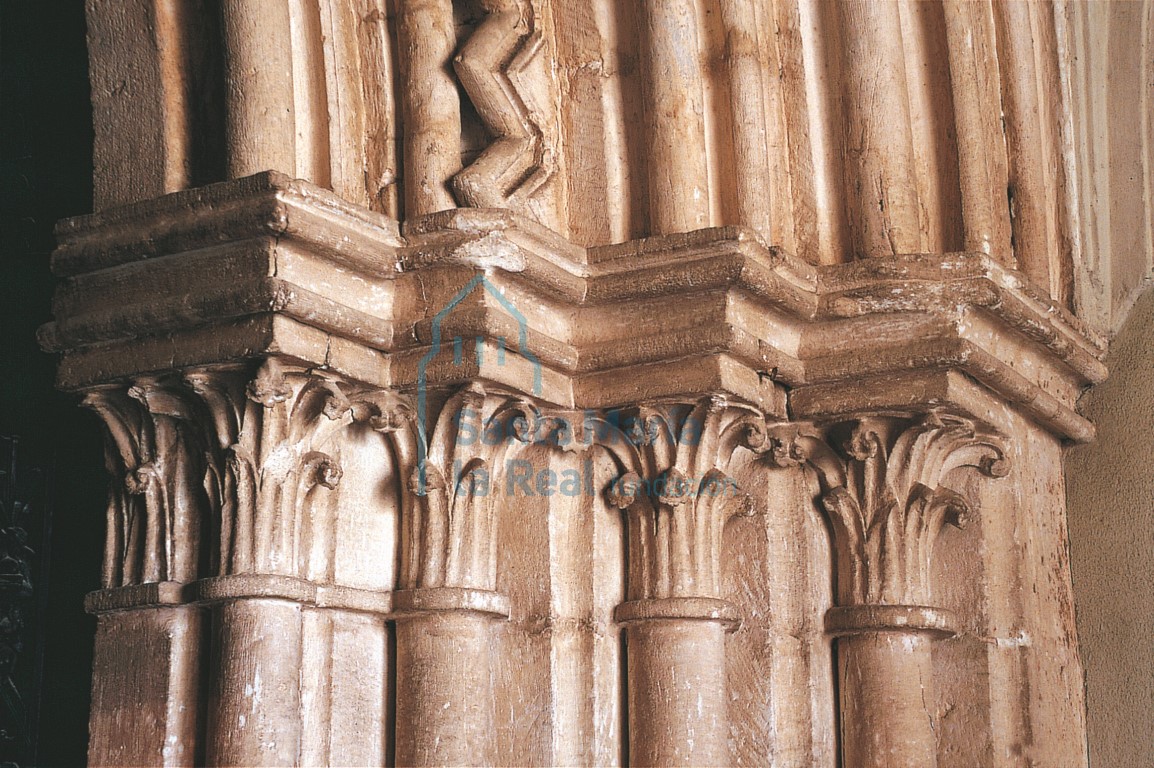 Capiteles de la portada oeste de la iglesia
