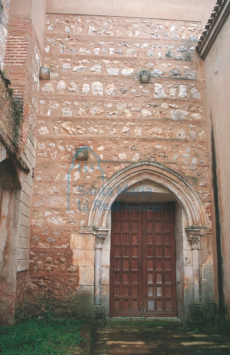 Portada norte de la iglesia