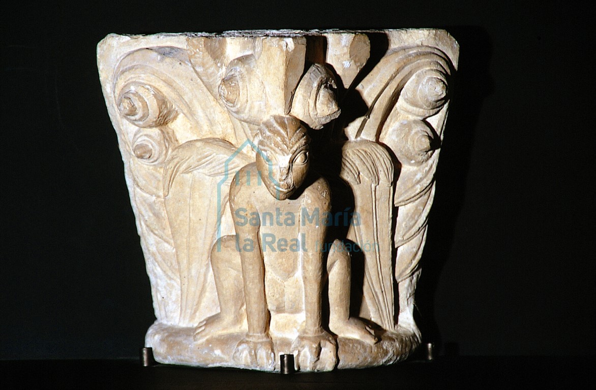 Capitel, nr. inv. 247. Piedra caliza margosa, muy blanda, 27 cm de altura x 29,5 cm de diámetro