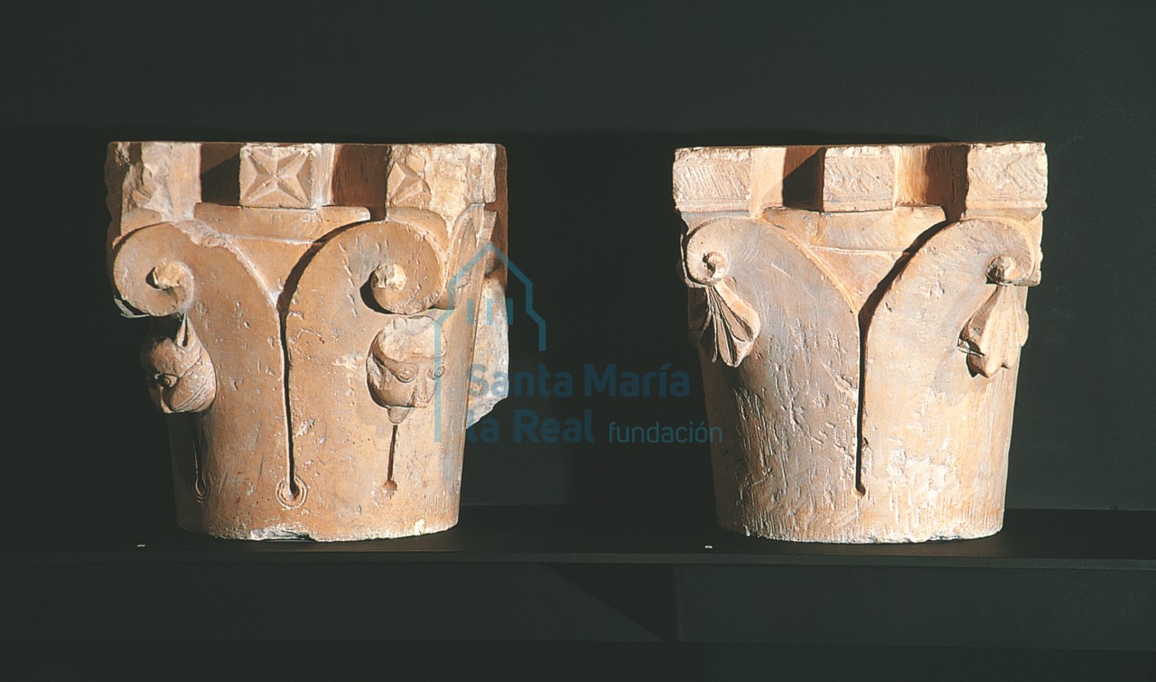 Capiteles, nr. inv. 128 y 127. Piedra caliza blanca, 28,4 x 25,7 x 27,5 cm y 28,5 x 25,7 x 27,6 cm