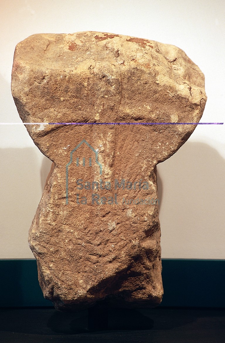 Estela, nr. inv. 8701. Piedra arenisca roja, 50 x 33,5 x 16,6 cm