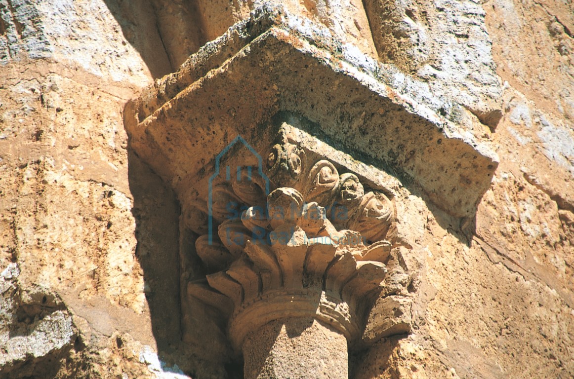 Capitel de una ventana absidal