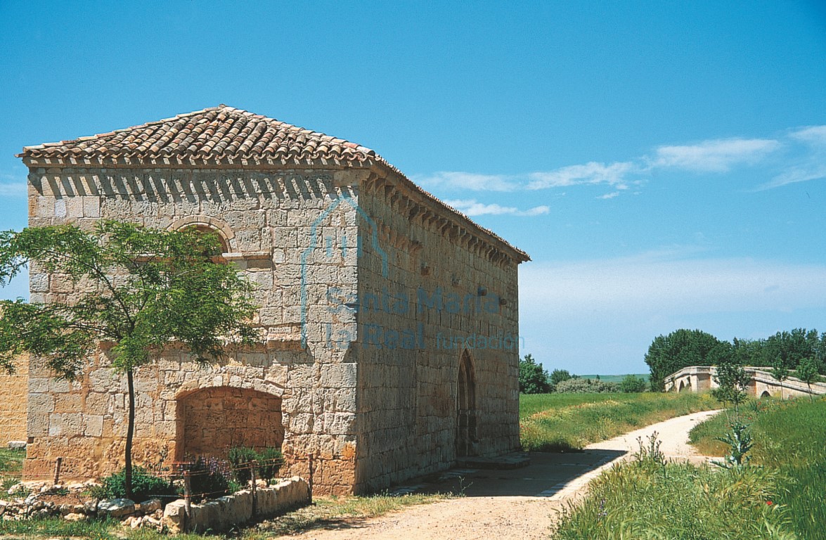 Ermita de San Nicolás con el puente al fondo