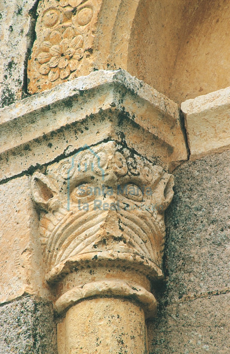 Capitel de la ventana absidial