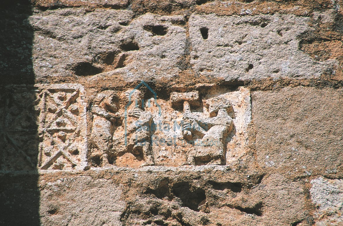 Relieve de la cabecera con dos personas luchando