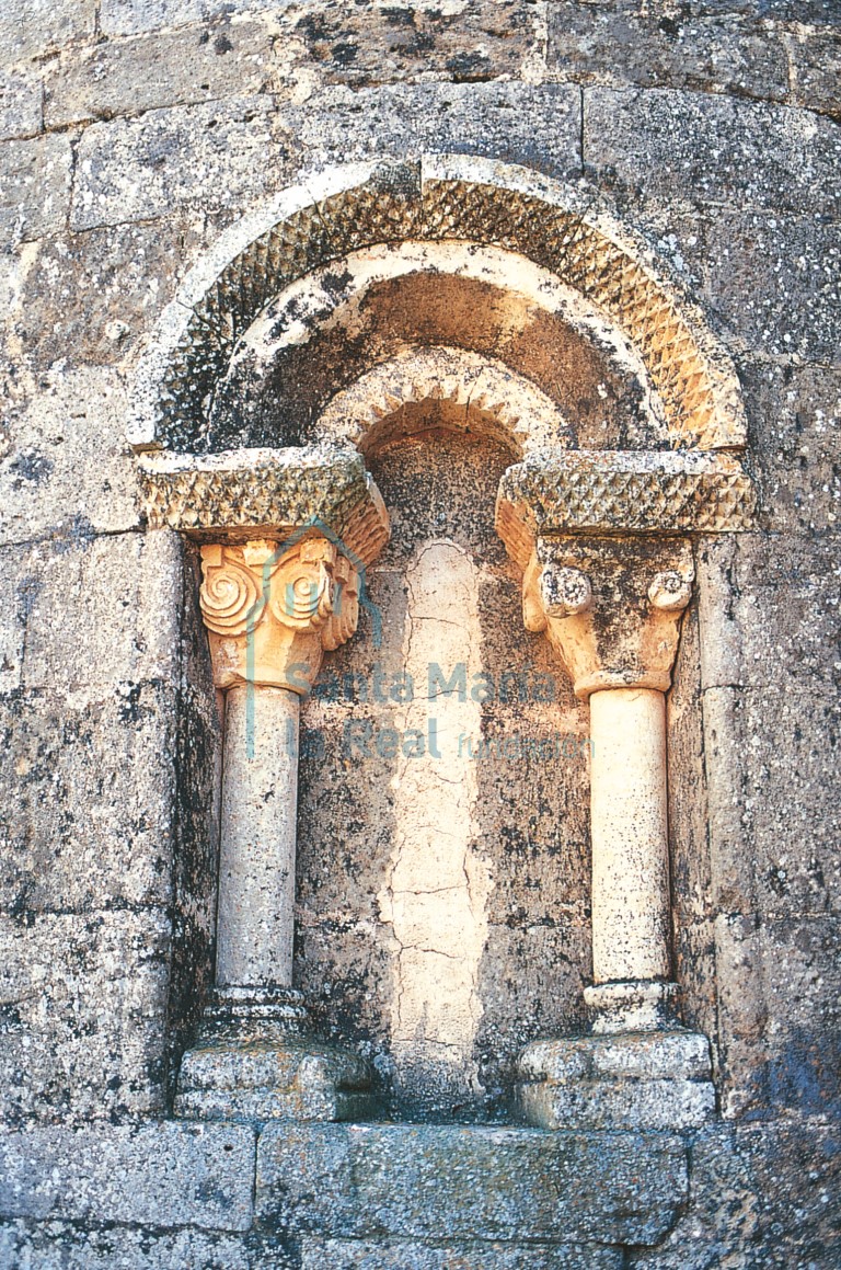 Ventana del paño norte del ábside