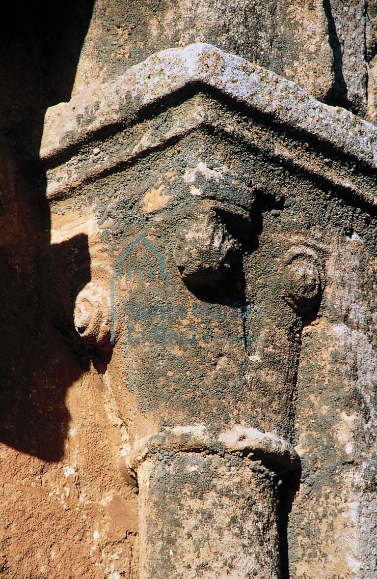 Capitel de la ventana de la capilla absidal