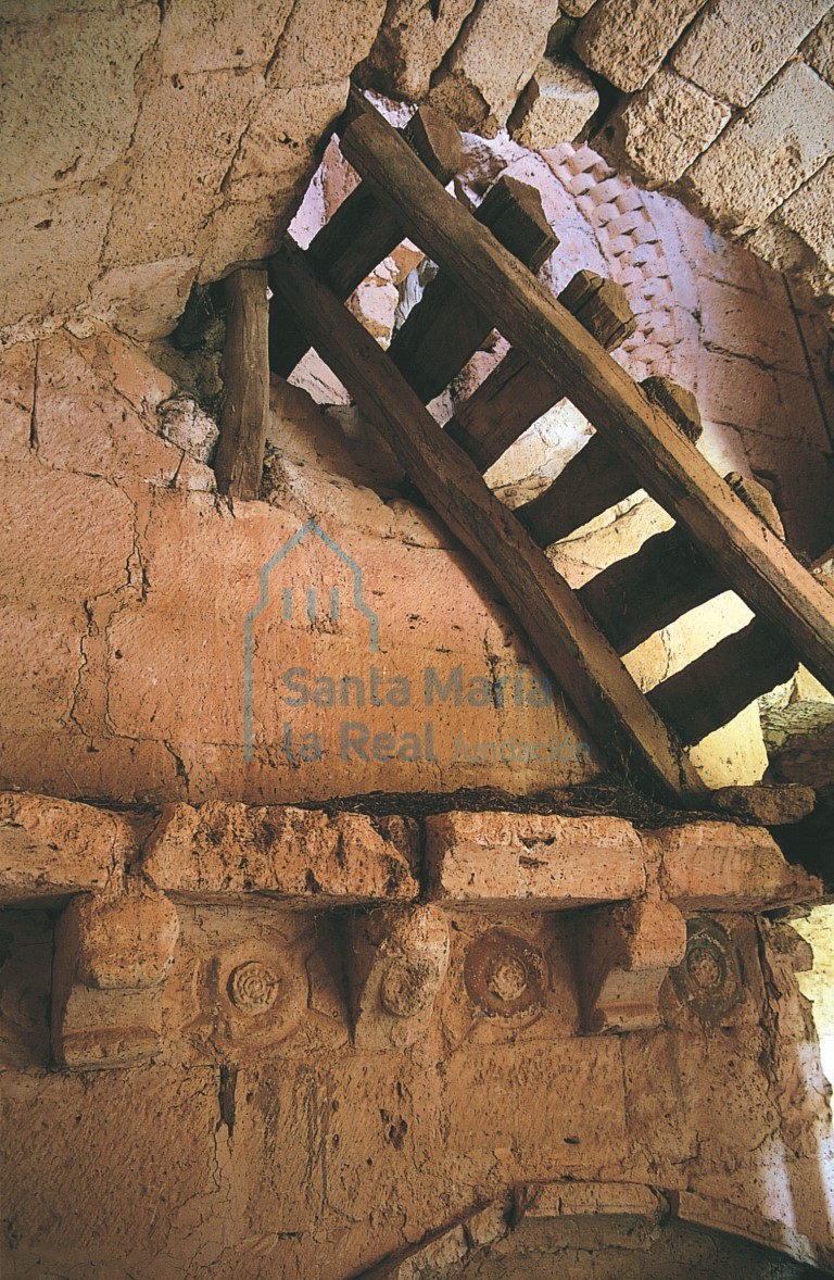 Interior del cuerpo bajo de la torre con restos de la primitiva portada oeste y óculo Interior del cuerpo bajo de la torre con restos de la primitiva portada oeste y óculo