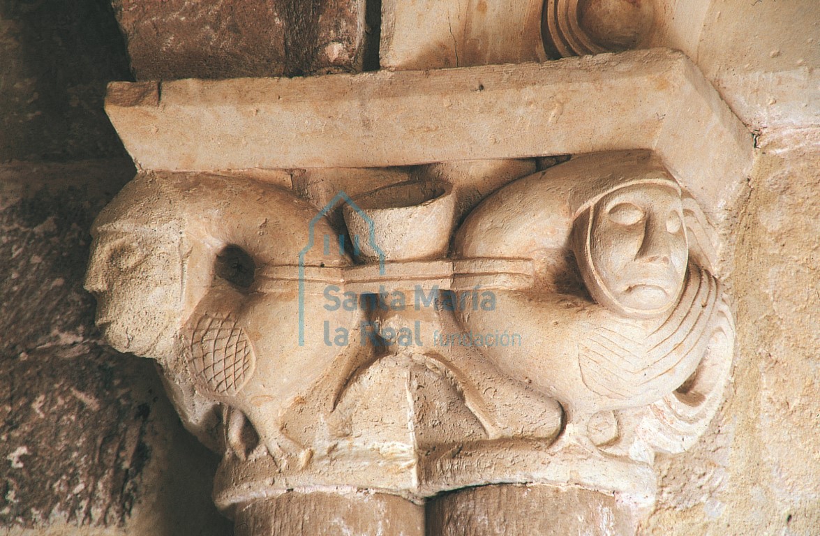 Capitel de la arquería interior del ábside