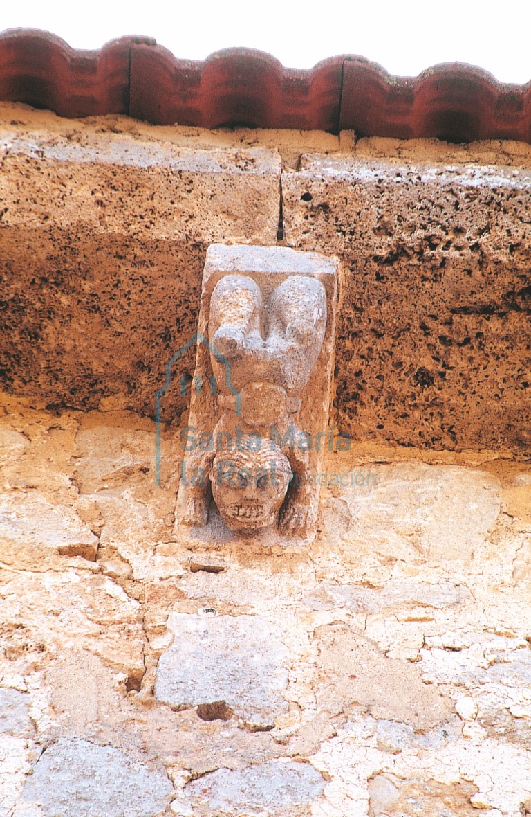 Canecillo de la cabecera, con acróbata