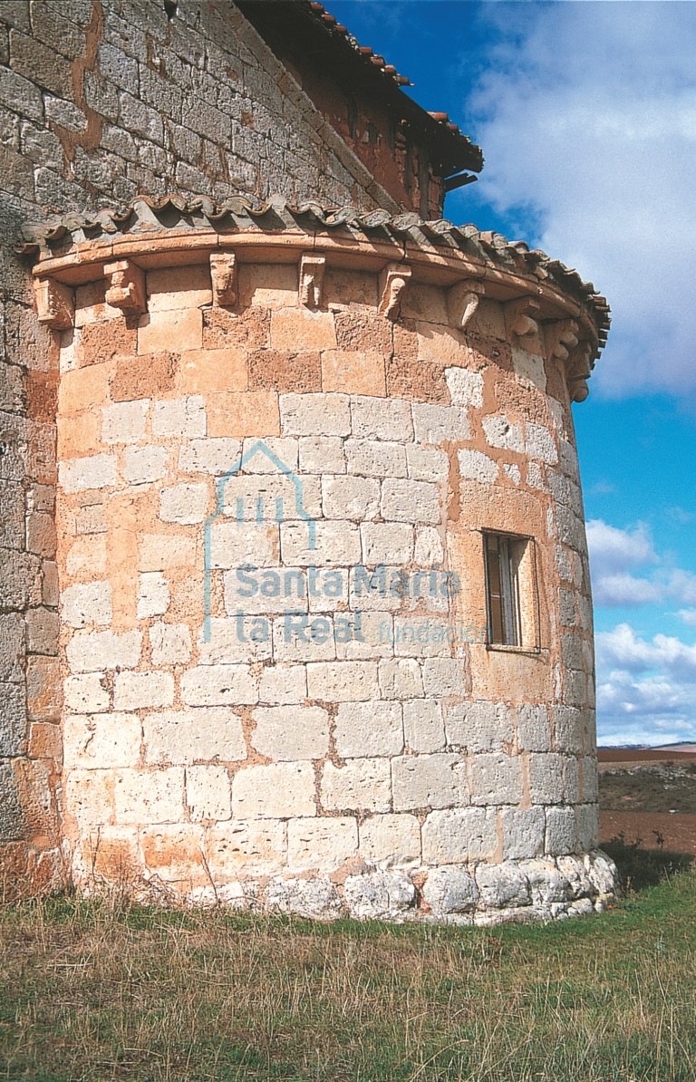 Vista exterior del ábside románico