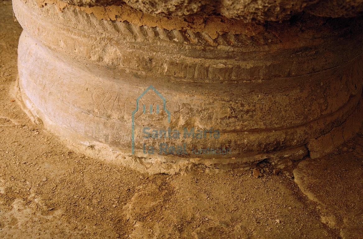 Inscripción en la base de la pila bautismal