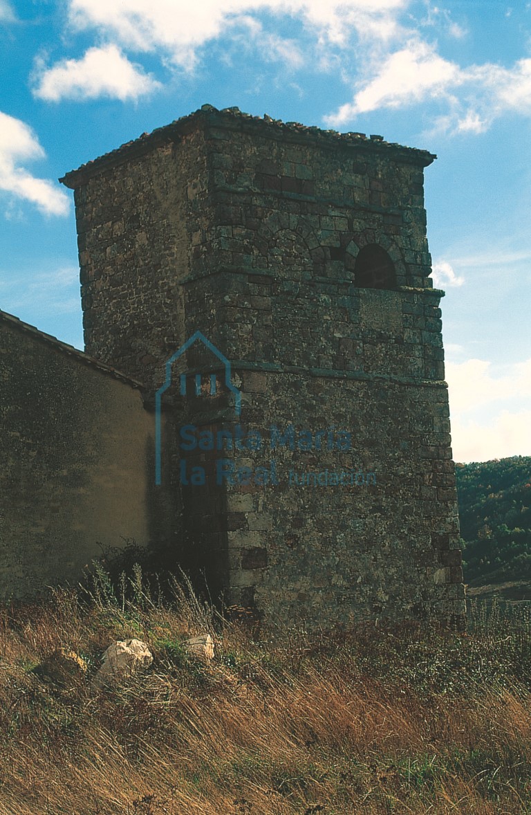 Antigua espadaña embutida en la torre Antigua espadaña embutida en la torre