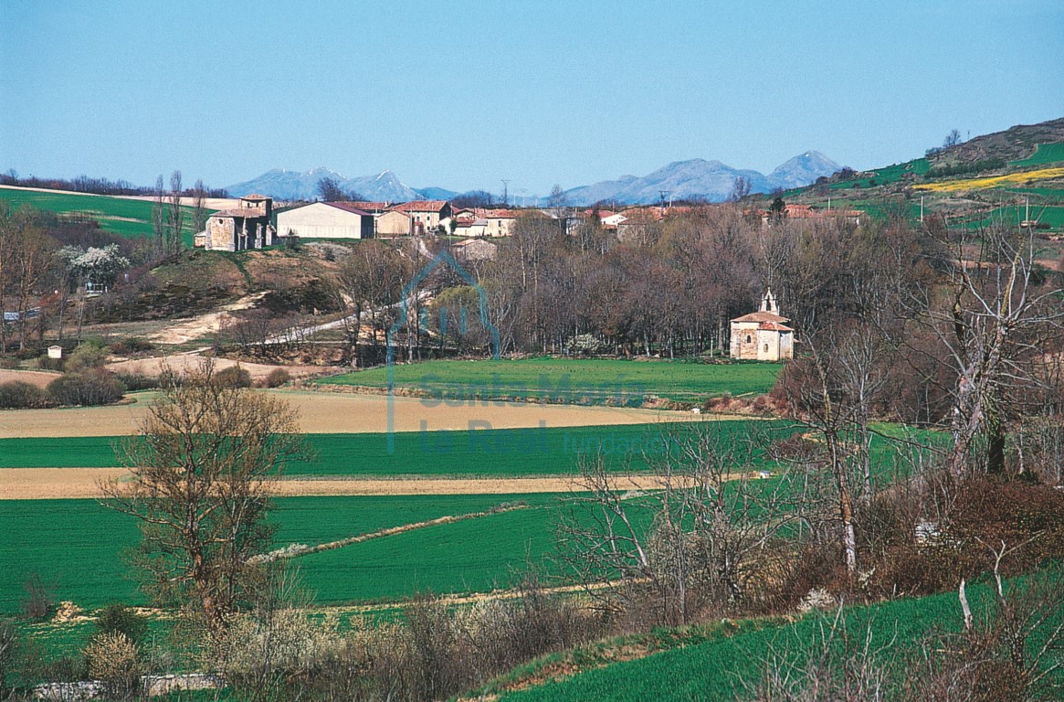 Panorámica del pueblo con la situación de la iglesia y de la ermita