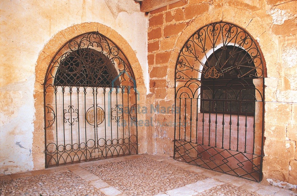 Portadas de la nave y de la capilla meridional