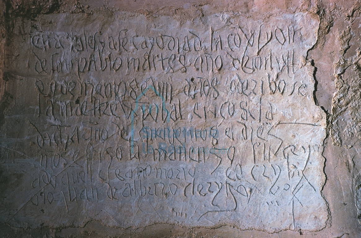 Inscripción que cuenta el hundimiento de la iglesia y su posterior reconstrucción