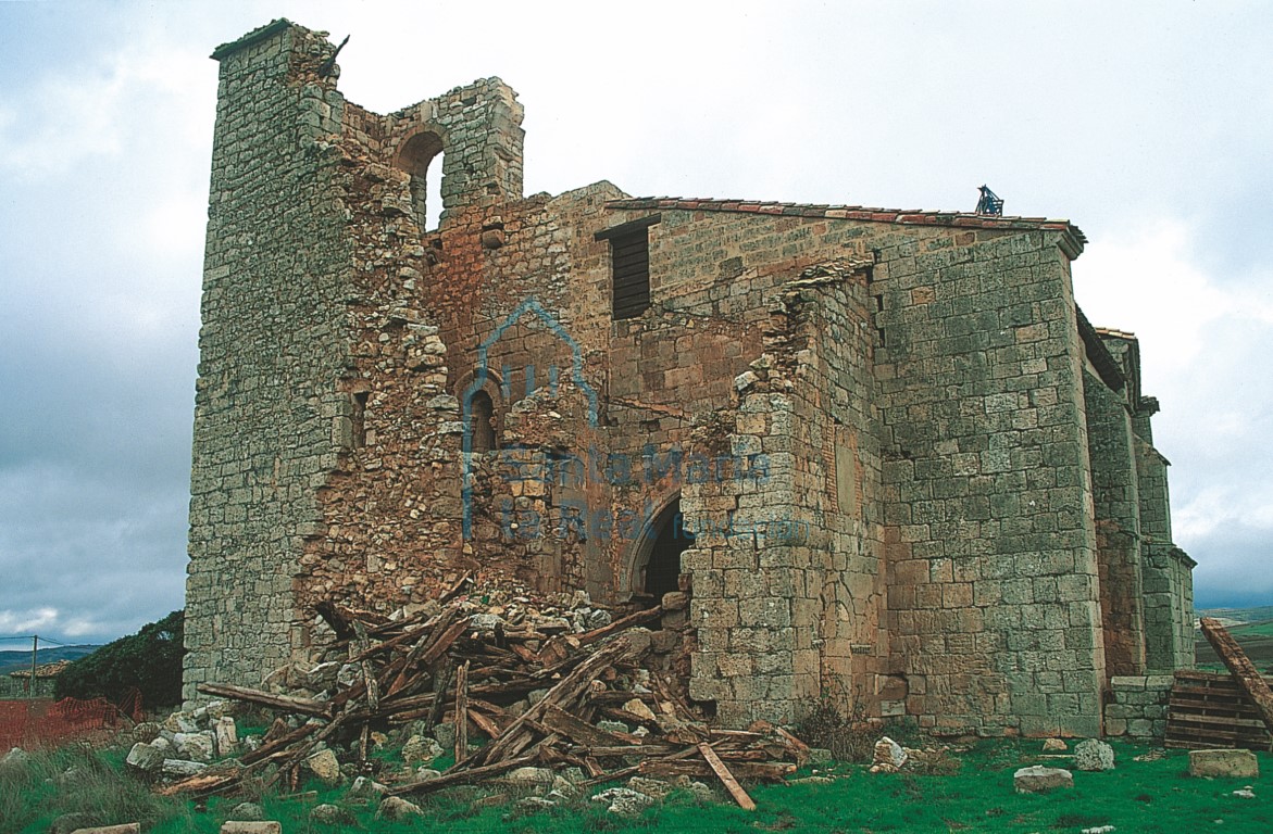 La iglesia en otoño de 2002, al iniciarse su restauración