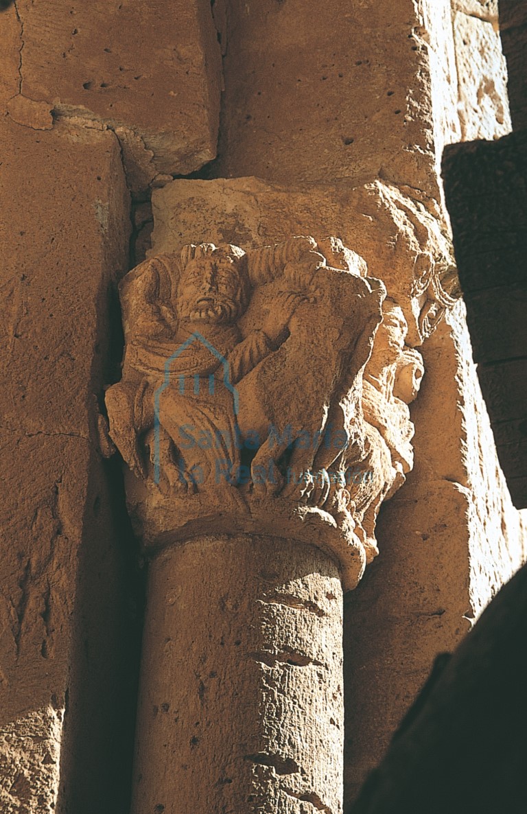 Capitel de la ventana oeste: Sansón desquijarando al león