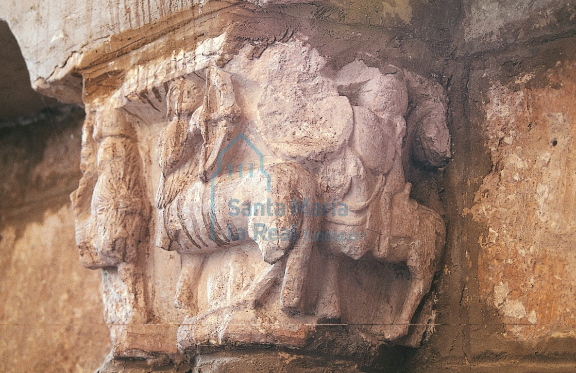 Capitel con centauros y jinete, en el presbiterio