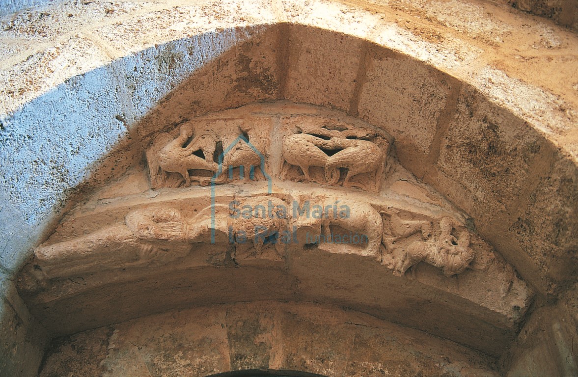 Detalle de la portada en el interior de la nave