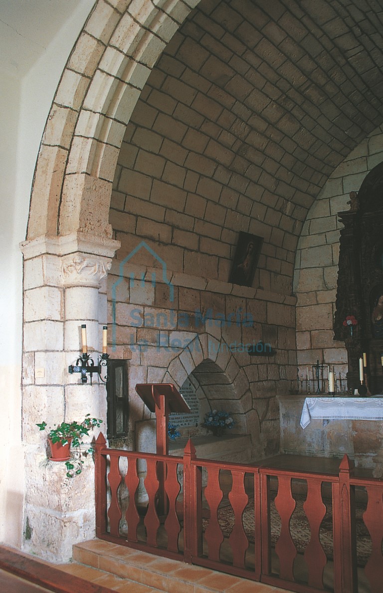 Detalle del lado norte del ábside, con la tumba del obispo Pedro Paramón