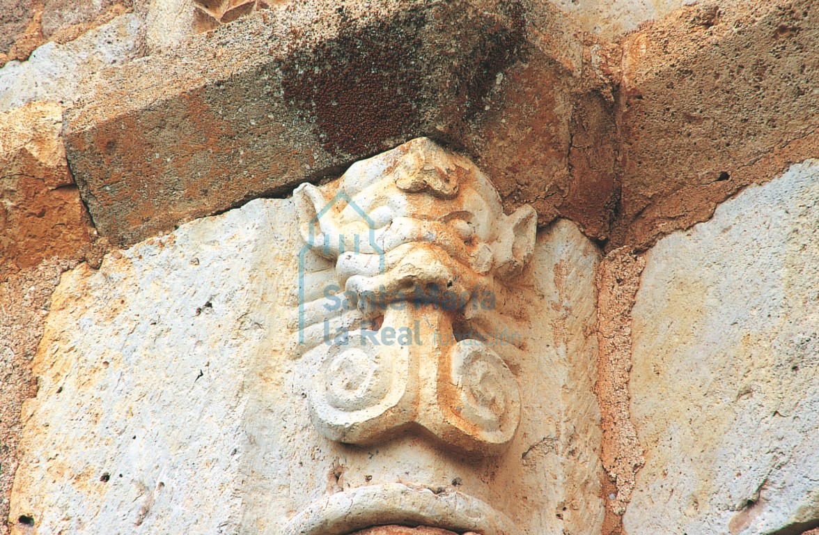 Capitel de la ventana meridional del ábside