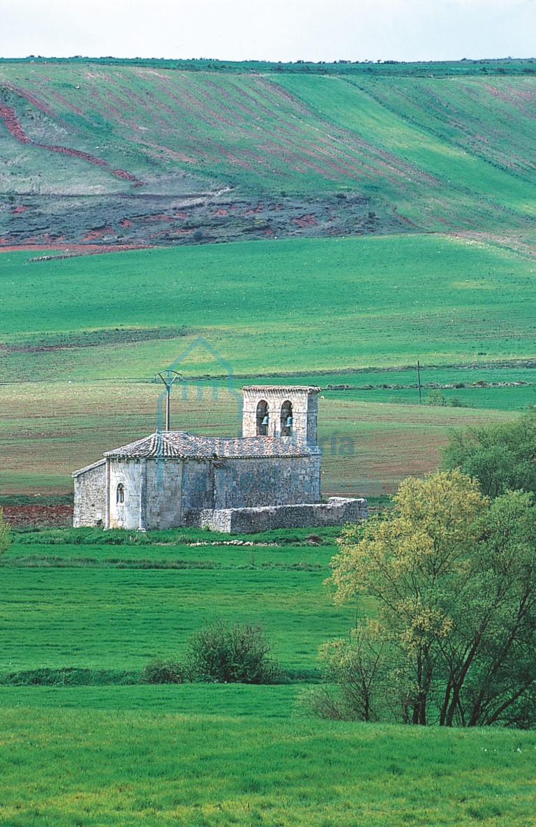 Vista general de la iglesia, rodeada de campos de labor