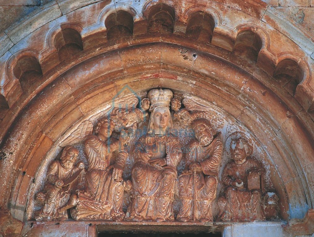 Tímpano de la portada con la Anunciación-Coronación de la Virgen