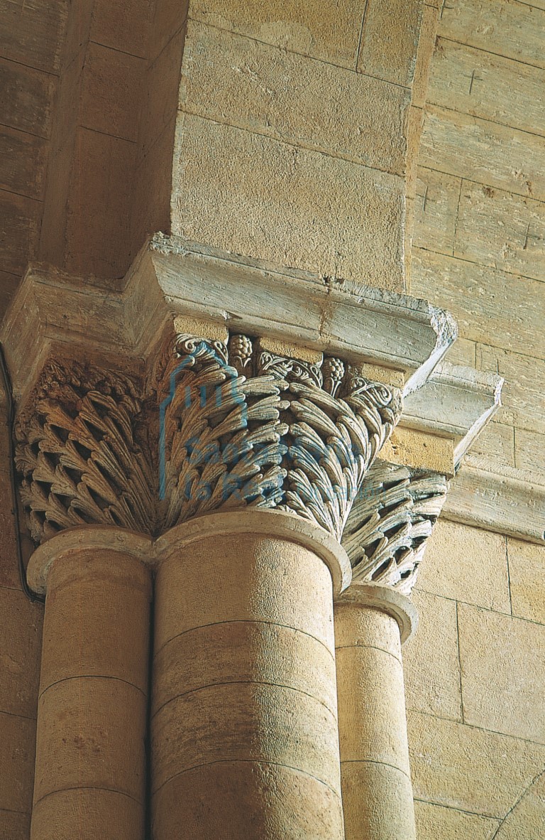 Capitel vegetal del interior