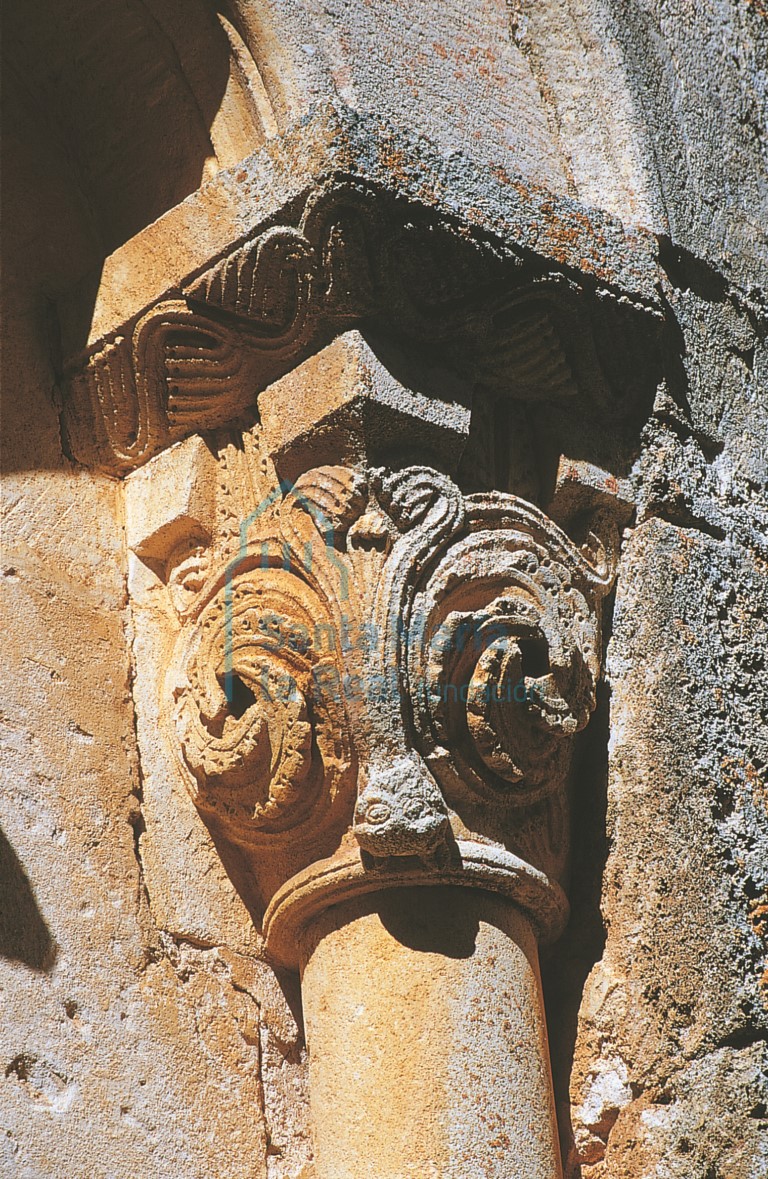 Capitel de la ventana absidal