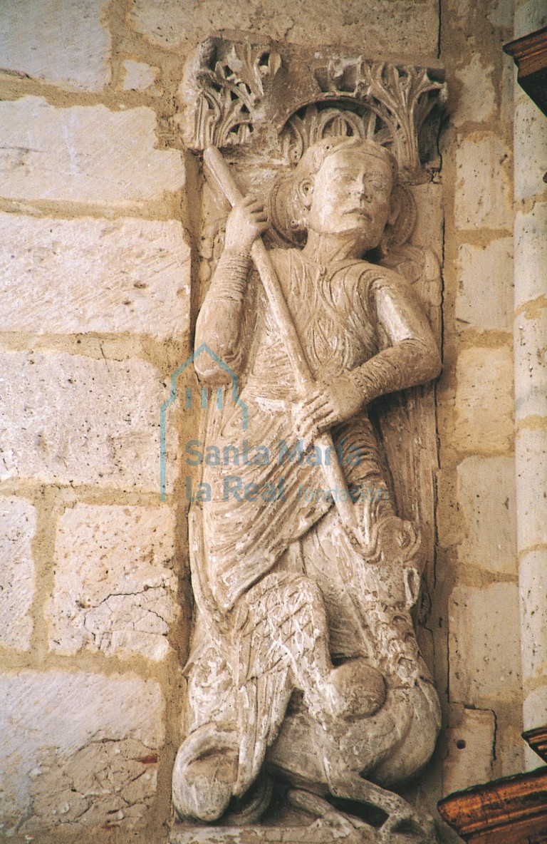 Escultura de San Miguel alanceando al demonio