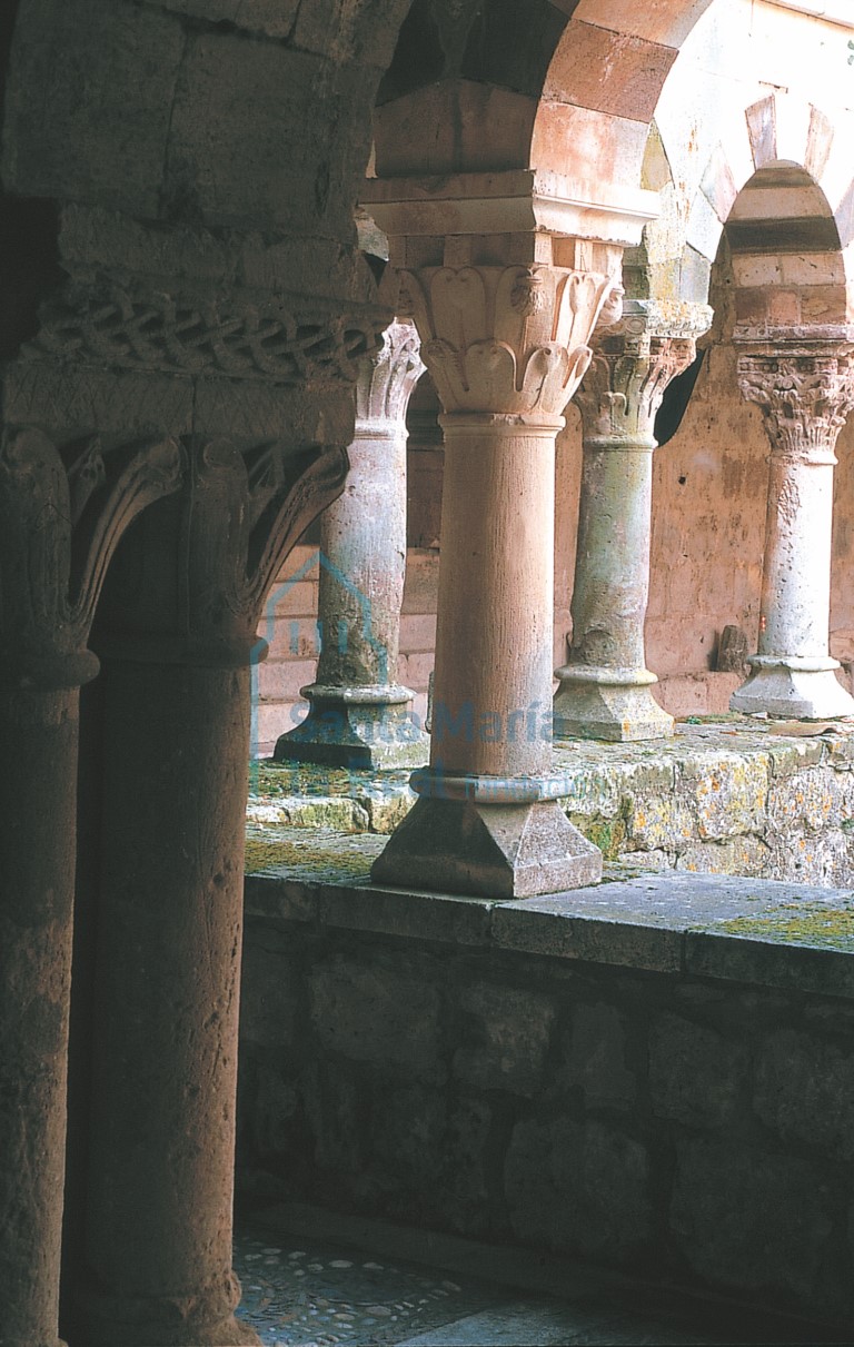 Claustro románico Claustro románico