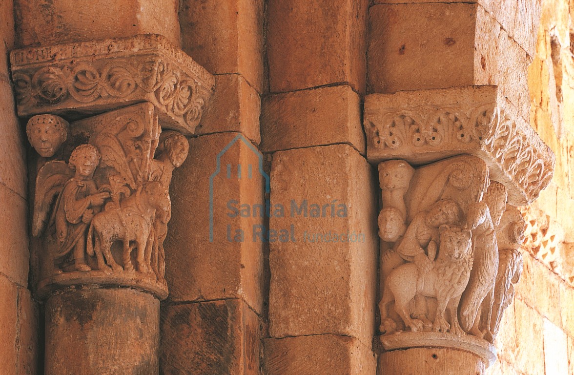 Capiteles del interior. A la izquierda, el Sacrificio de Isaac, y a la derecha, el león andrófago y un personaje con león