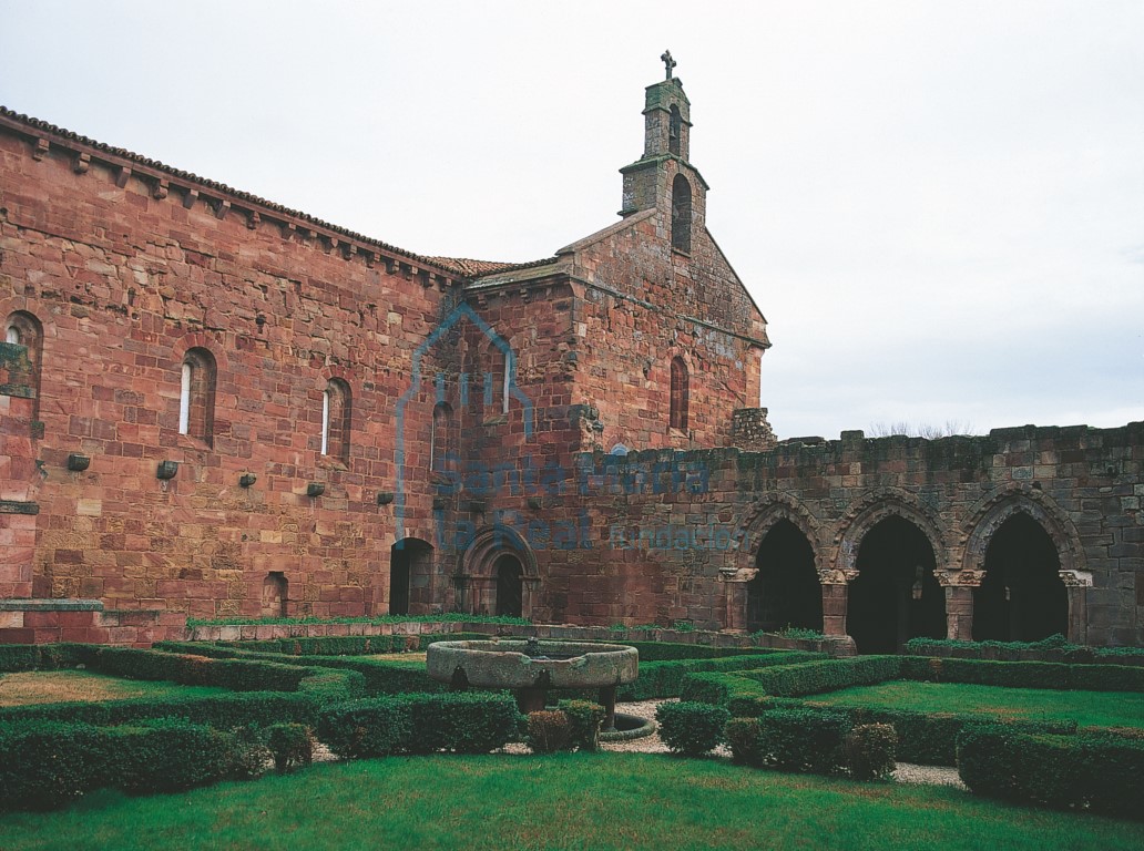 Fachada sur de la iglesia y claustro