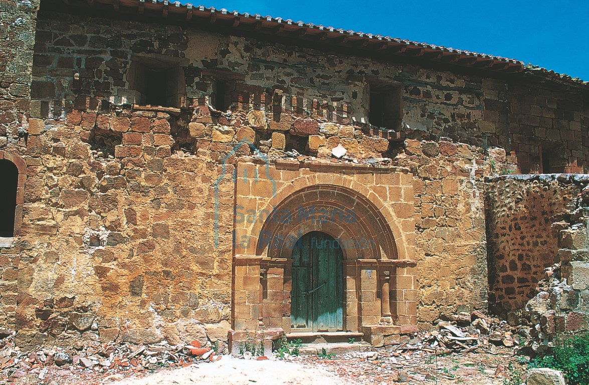 La fachada meridional en junio de 2002