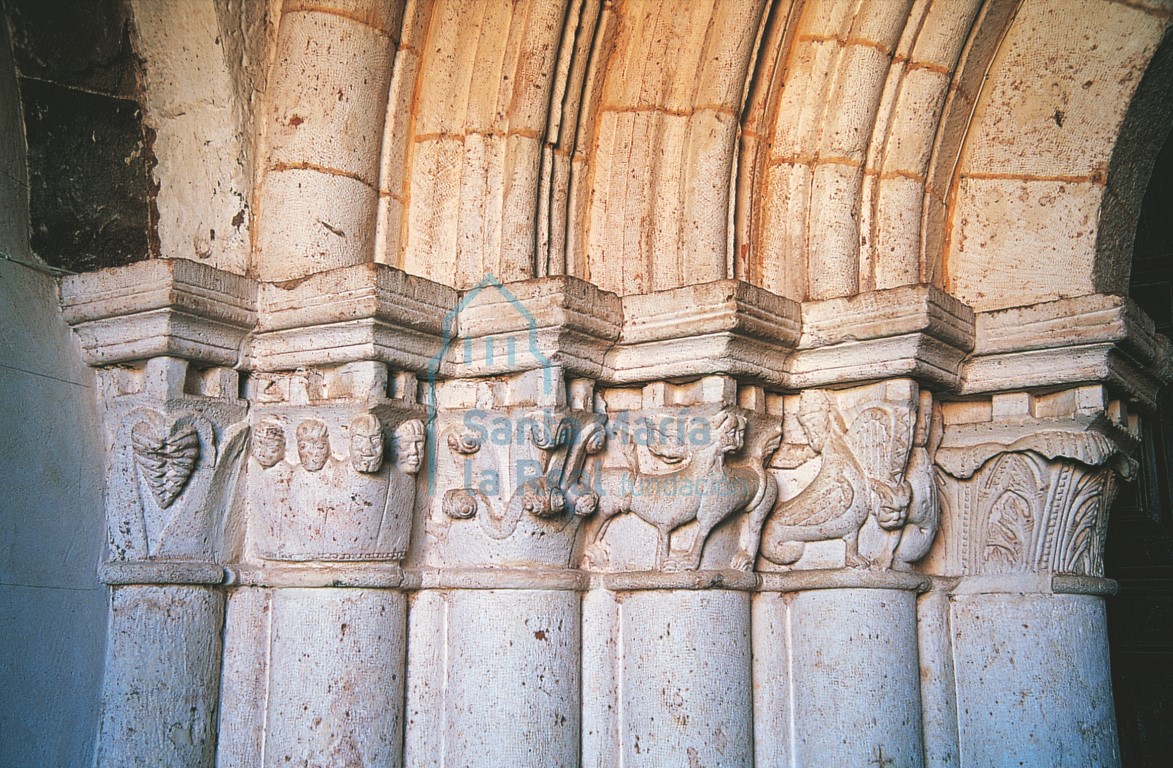 Capiteles de la portada de acceso al templo
